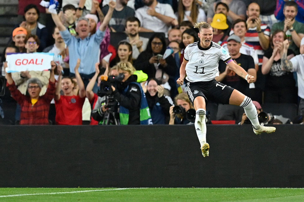 Namun lima menit sebelum turun minum Peyraud-Magnin tidak berdaya ketika umpan silang Svenja Huth mencapai kaki Popp yang kemudian melepaskan tendangan voli untuk mejebol gawang Prancis.