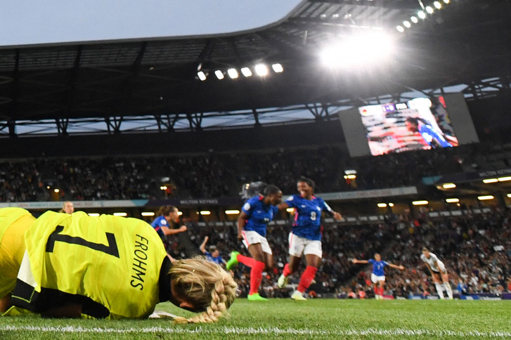 Namun keunggulan Jerman hanya bertahan lima menit ketika Merle Frohms berada dalam situasi yang tidak menguntungkan. Tendangan kencang Kadidiatou Diani dari luar kotak penalti membentur tiang gawang namun kemudian menyentuh badan kiper Wolfsburg tersebut dan bola masuk ke gawang sendiri.