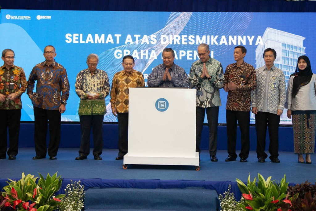 Gubernur Bank Indonesia sekaligus pendiri DAPENBI Perry Warjiyo didampingi jajaran direksi menghadiri acara peresmian Dana Pensiun Bank Indonesia (DAPENBI) di Jakarta Selatan, Rabu, 27 Juli 2022.