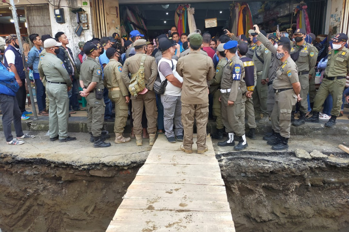 Ketegangan terjadi antara ratusan pedagang kaki lima (PKL) jalan Cihideung dengan Satuan Polisi Pamong Praja (Satpol PP) Kota Tasikmalaya, saat para PKL diminta Satpol PP untuk tidak berjualan di lokasi proyek pembangunan pedestarian, Rabu, 27 Juli 2022.