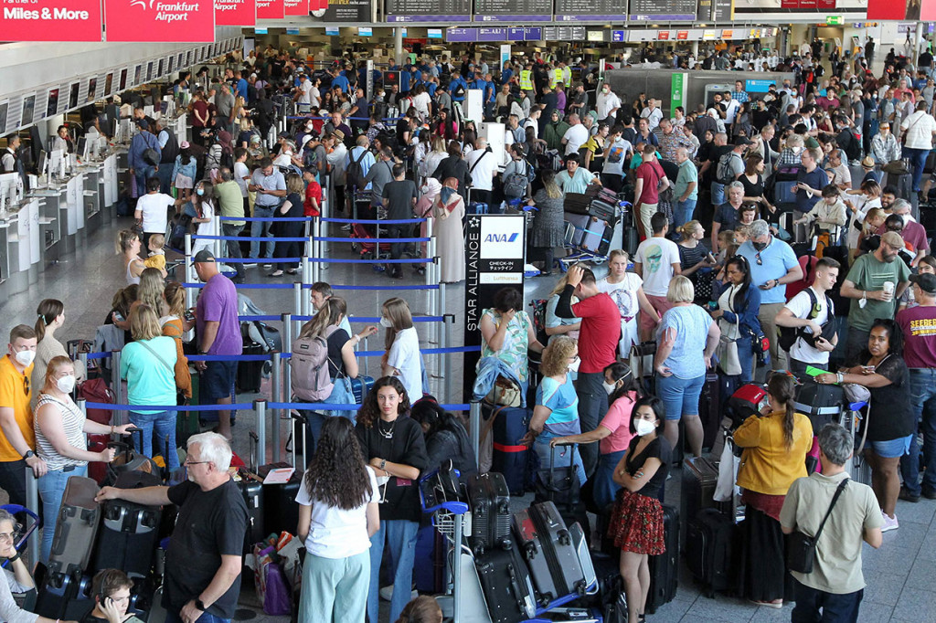 Calon penumpang menunggu dan mengantri di depan konter di Bandara Frankfurt, Frankfurt am Main, Jerman, pada 27 Juli 2022, setelah karyawan maskapai penerbangan Jerman Lufthansa mogok kerja.
