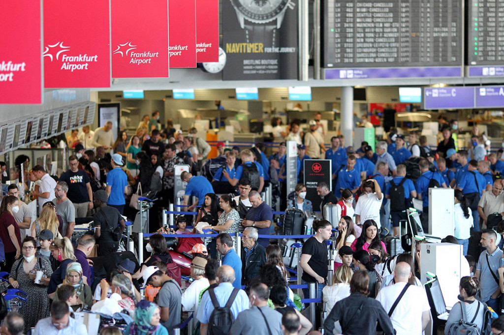 Ribuan calon penumpang terlantar setelah maskapai penerbangan Lufthansa membatalkan lebih dari 1.000 penerbangan akibat staf mogok kerja. Pemogokan pekerja membuat hampir semua penerbangan domestik di Frankfurt dan Munich dibatalkan.