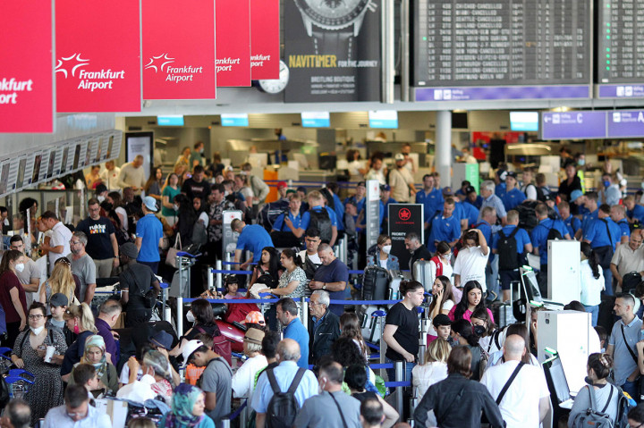 Ribuan calon penumpang terlantar setelah maskapai penerbangan Lufthansa membatalkan lebih dari 1.000 penerbangan akibat staf mogok kerja. Pemogokan pekerja membuat hampir semua penerbangan domestik di Frankfurt dan Munich dibatalkan.