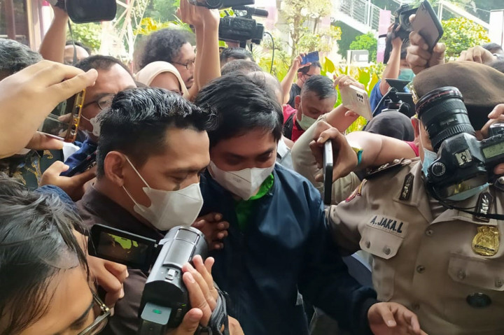 Tersangka kasus dugaan suap dan gratifikasi terkait izin usaha pertambangan di Kabupaten Tanah Bumbu, Mardani H Maming menyerahkan diri ke KPK, Kamis, 28 Juli 2022. Mantan Bupati Tanah Bumbu tersebut sebelumnya telah ditetapkan sebagai DPO oleh KPK.