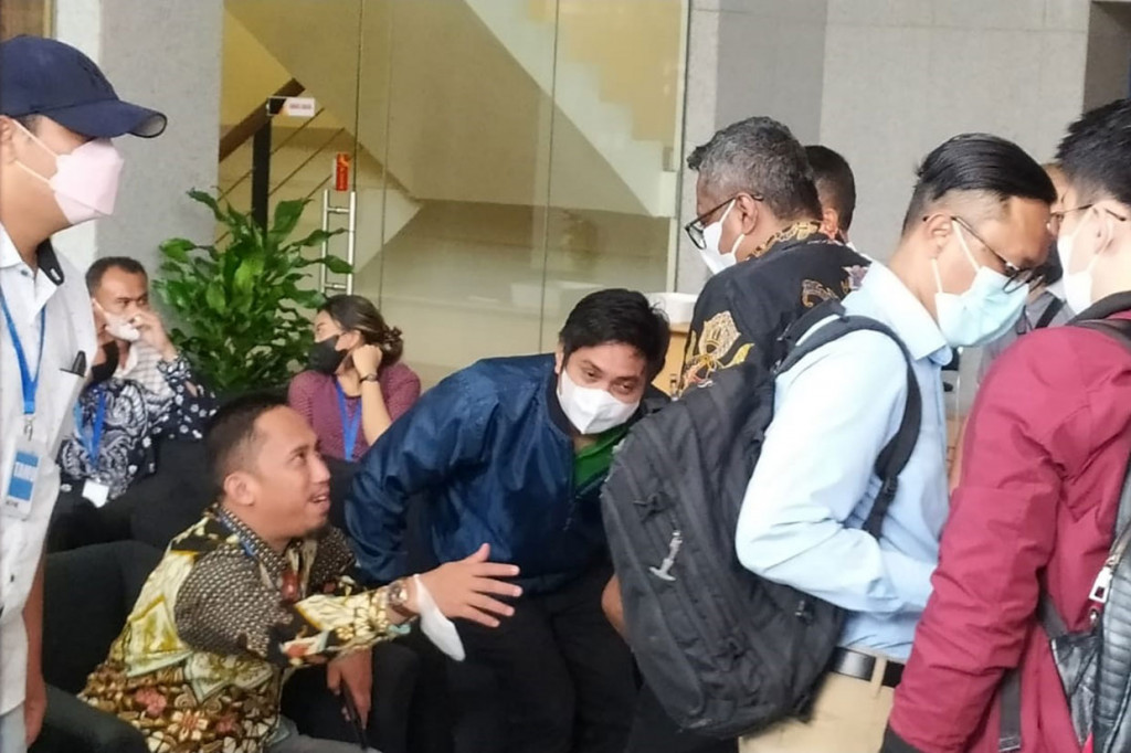 Mardani tiba di Gedung Merah Putih KPK sekitar pukul 14.00 WIB. Dia menggunakan jaket warna biru, celana hitam, dan mengenakan masker.