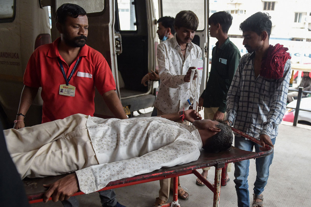 Pejabat senior polisi Ashok Yadav mengatakan kepada AFP bahwa 31 orang telah meninggal sejak itu di distrik Botad.