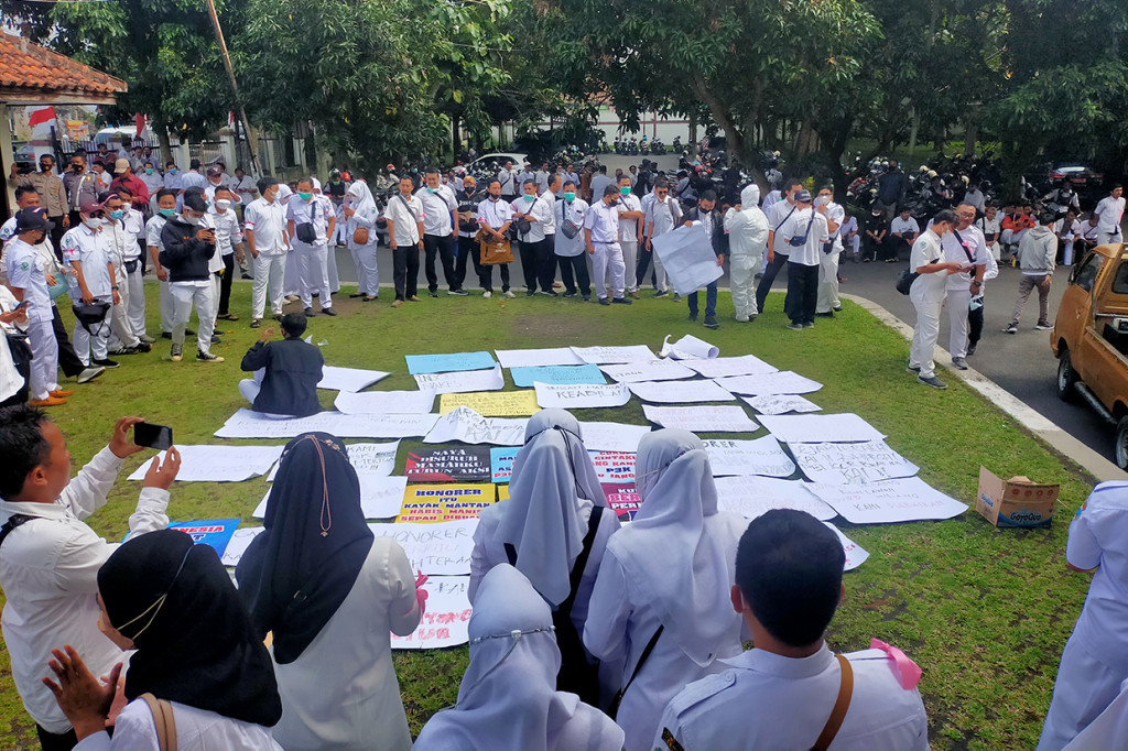 Aksi damai tenaga kesehatan yang dilakukan mereka dari berbagai profesi mulai dari bidan, perawat, farmasi, labolatorium dan tata usaha setelah pulang bertugas shiff malam.