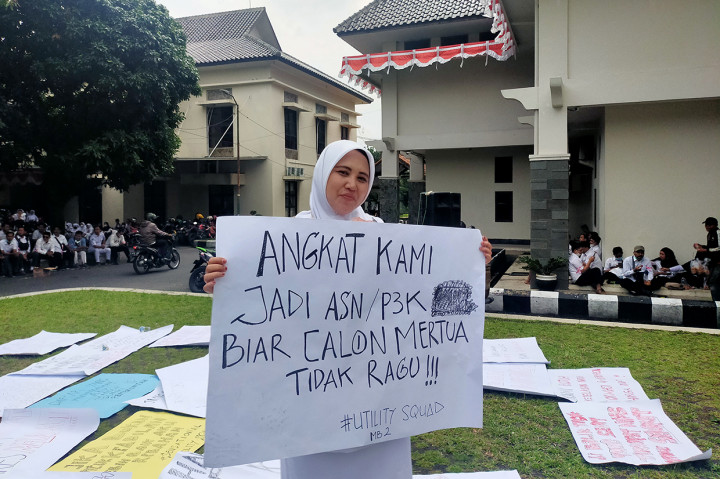 Mereka membawa beberapa poster bertuliskan