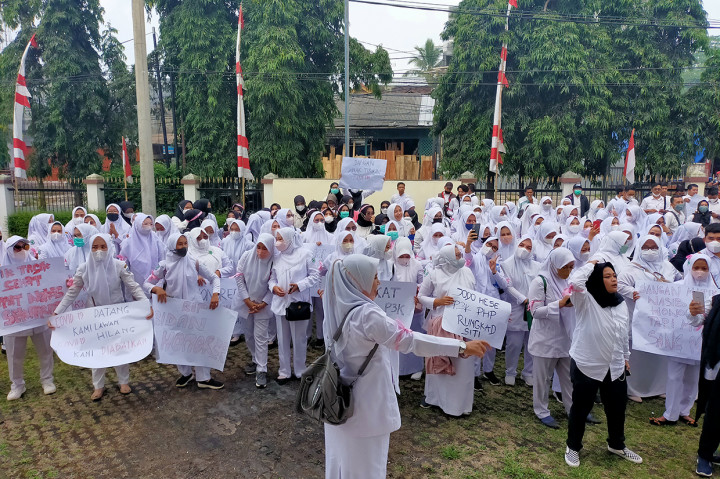 Ribuan tenaga honorer nakes dan non-nakes di rumah sakit umum daerah (RSUD) dr Soekardjo dan Puskesmas tergabung dalam Forum Tenaga Honorer Dinas Kesehatan mendatangi Gedung DPRD Kota Tasikmalaya, Kamis, 28 Juli 2022, menuntut agar diangkat pegawai pemerintah dengan perjanjian kerja (PPPK).