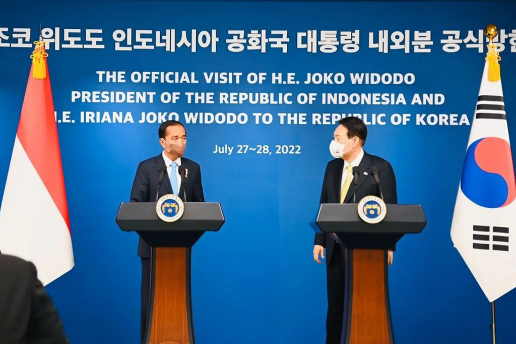 Jokowi menyebut investasi Korea Selatan di Indonesia mengalami pertumbuhan pesat dan prospek yang baik. Khususnya, di bidang industri baja, petrokimia, baterai kendaraan listrik, industri kabel listrik, dan telekomunikasi, serta garmen, dan energi terbarukan.