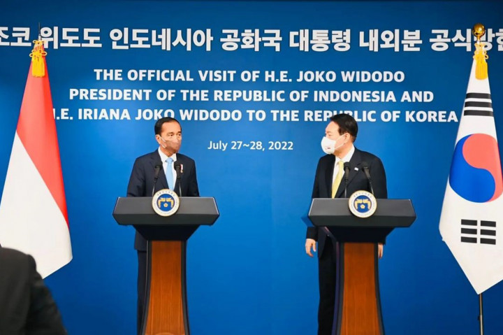 Jokowi menyebut investasi Korea Selatan di Indonesia mengalami pertumbuhan pesat dan prospek yang baik. Khususnya, di bidang industri baja, petrokimia, baterai kendaraan listrik, industri kabel listrik, dan telekomunikasi, serta garmen, dan energi terbarukan.