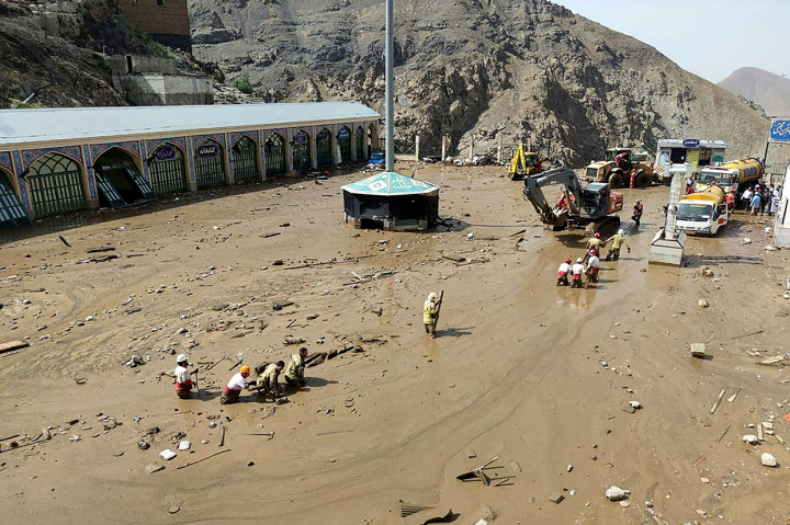 Dilansir AFP, Kamis, 28 Juli 2022, rekaman video dari desa Emamzadeh Davoud yang diposting di media sosial menunjukkan seorang remaja berlumuran lumpur menempel di tiang saat deru air yang dipenuhi puing-puing mengalir melewatinya. Sebuah dinding terlihat runtuh beberapa saat kemudian.