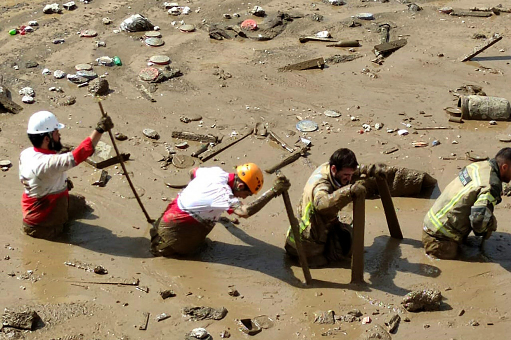 Dinas darurat menyatakan, sebagian besar korban tewas dalam tanah longsor yang mengirimkan lumpur sedalam empat meter di sebuah desa di sebelah barat ibu kota.
