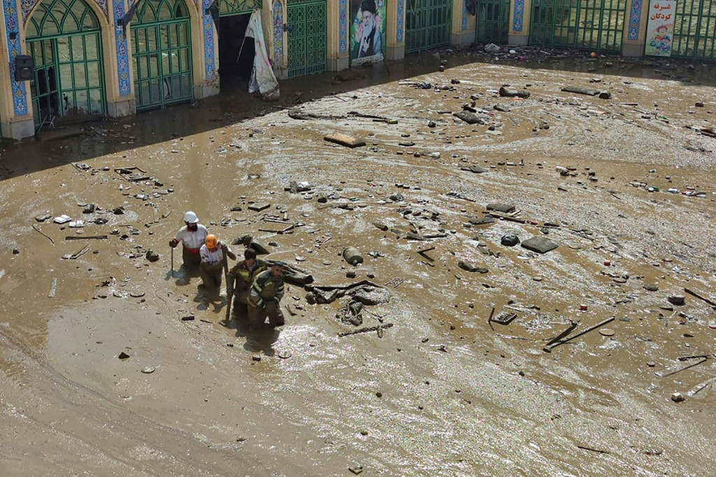 Banjir bandang di dekat ibu kota, di kaki pegunungan Alborz, terjadi kurang dari seminggu setelah banjir di selatan Iran yang biasanya gersang dan menewaskan 22 orang.