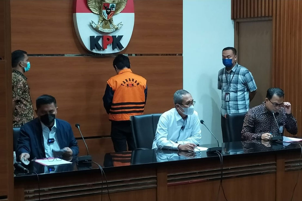 Komisi Pemberantasan Korupsi (KPK) mengumumkan mantan Bupati Tanah Bumbu Mardani H. Maming (MM) sebagai tersangka kasus dugaan suap terkait pemberian izin usaha pertambangan (IUP) di Kabupaten Tanah Bumbu, Kalimantan Selatan. Mardani Maming langsung ditahan.
