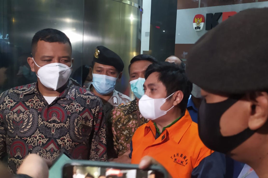 Sebelumnya, KPK telah memasukkan Mardani dalam status daftar pencarian orang (DPO) karena dua kali tidak menghadiri panggilan tim penyidik pada Kamis (14/7) dan Kamis (21/7). KPK menilai kader partai banteng PDI Perjuangan itu tidak kooperatif.