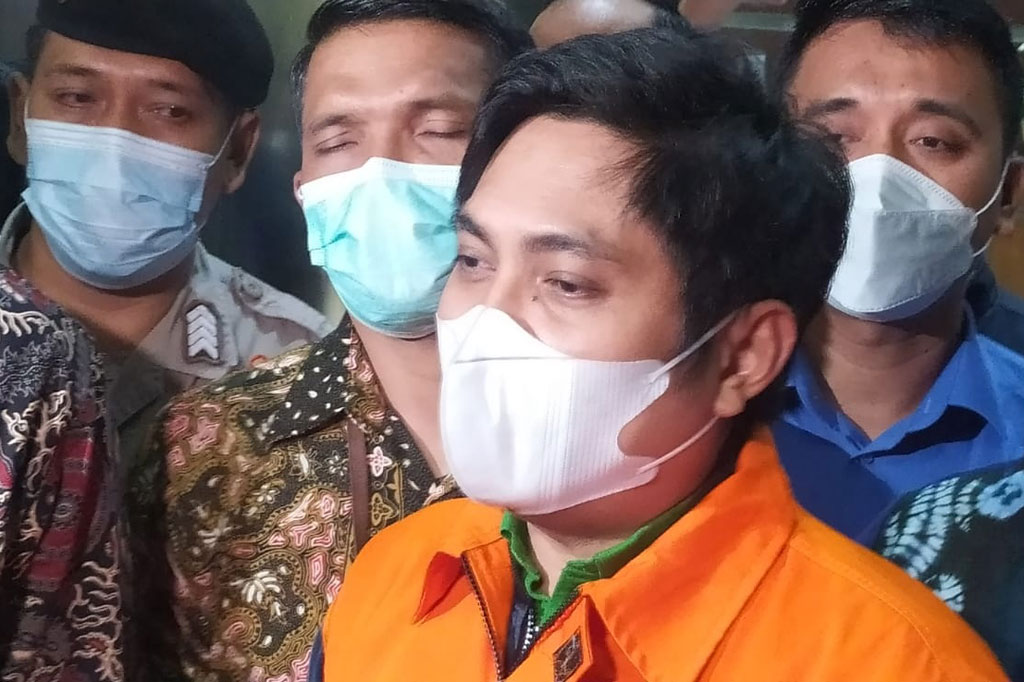 Bendahara Umum nonaktif Pengurus Besar Nahdlatul Ulama (PBNU) itu kemudian menyerahkan diri ke Gedung KPK Jakarta, Kamis, sekitar pukul 14.00 WIB dengan didampingi kuasa hukumnya Denny Indyarana.