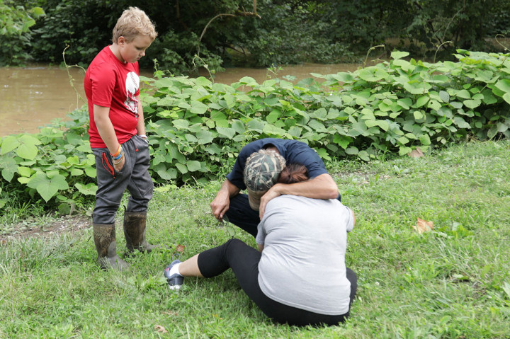Sebuah keluarga dengan cemas menunggu kabar tentang anggota keluarga yang hilang akibat banjir di Jackson, Kentucky, pada Kamis, 28 Juli 2022.