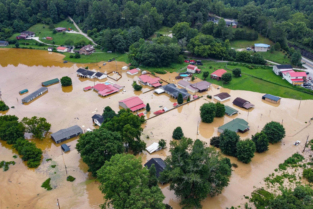 Banjir bandang yang disebabkan oleh hujan lebat di Kentucky timur mengakibatkan sedikitnya delapan orang meninggal dan beberapa penduduk terdampar di atap rumah dan di pepohonan.