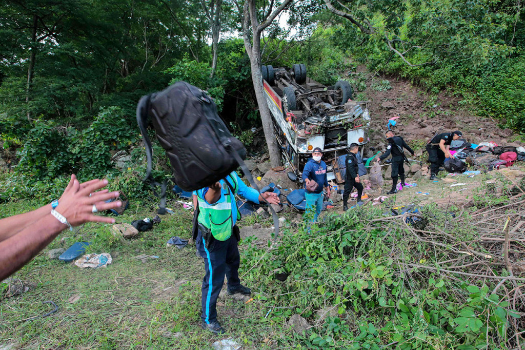 Kecelakaan yang juga menyebabkan 47 orang lainnya cedera tersebut terjadi pada Rabu, 27 Juli malam di persimpangan berbahaya di Pan-American Highway di departemen Esteli.