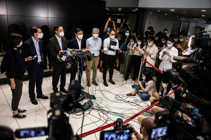 Pejabat Kebudayaan Hong Kong menghadiri konferensi pers, Jumat, 29 Juli 2022, setelah dua penari latar terluka saat konser boy band pop Canto, Mirror karena jatuhnya layar LED raksasa.