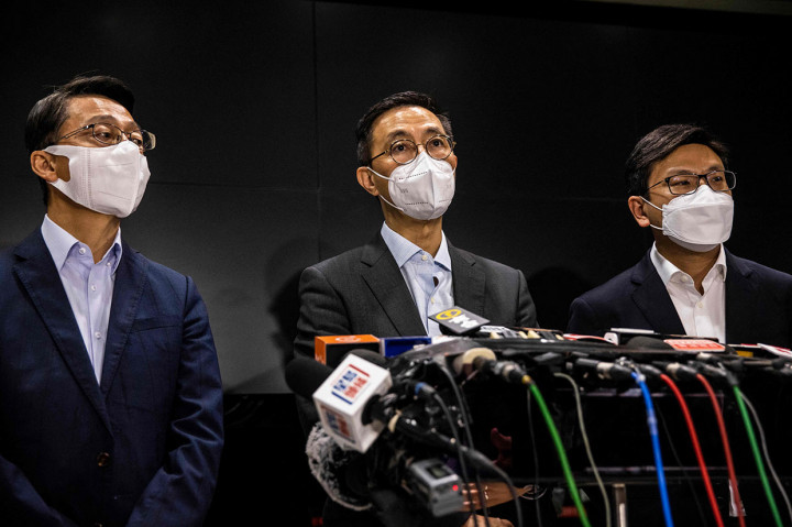 Dua penari pria kemudian dibawa ke rumah sakit dalam keadaan sadar tak lama setelah pukul 22:30 waktu setempat (1430 GMT), kata polisi kepada AFP. Satu orang luka serius, sementara yang lain dalam kondisi stabil setelah cedera kepala.