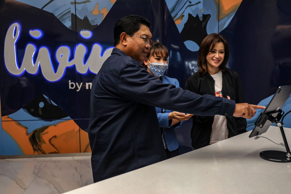 Smart Branch by Mandiri didesain untuk dapat mengakomodir kebutuhan nasabah berdasarkan tingkat adopsi digital dengan mengintegrasikan digital channel (livin' dan kopra) dan self service machine.