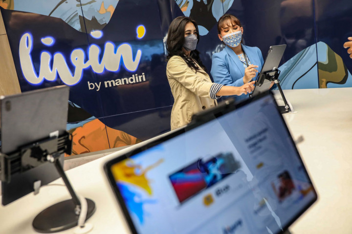 Untuk mendukung inisiatif digitalisasi cabang ini, Bank Mandiri juga melakukan pengembangan karir SDM kantor cabang lewat program Mandirian Siap Jadi Digital dan tidak melakukan pengurangan pegawai sama sekali.
