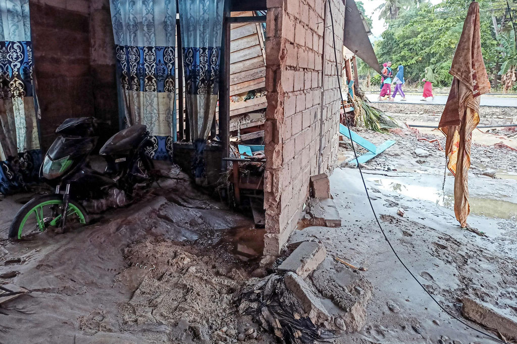 Banjir bandang disertai lumpur terjadi pada Kamis, 28 Juli 2022 malam akibat hujan lebat yang mengguyur daerah tersebut memicu dua sungai di Desa Torue, Kecamatan Torue, Parigi Moutong, Sulawesi Tengah, meluap hingga merendam pemukiman warga setinggi sekitar satu meter.