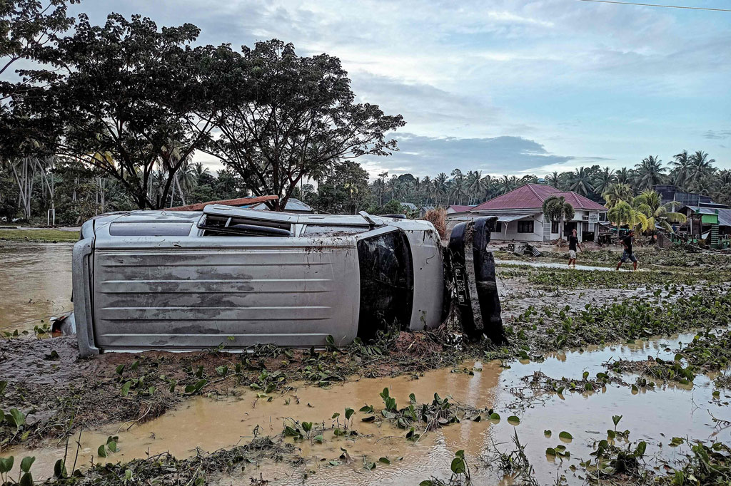 Banjir mengakibatkan tiga orang meninggal dunia, empat lainnya dinyatakan hilang, termasuk bayi, sementara ratusan warga mengungsi ke tempat yang lebih aman. Puluhan rumah warga juga rusak akibat diterjang banjir bandang.