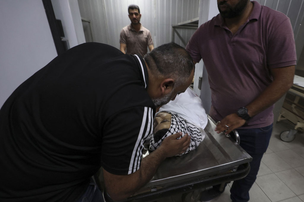 Kerabat berduka di samping jenazah Amjad Abu Alia, remaja Palestina yang terbunuh setelah bentrokan dengan tentara Israel, di sebuah rumah sakit di Ramallah, Tepi Barat yang diduduki, Jumat, 29 Juli 2022.