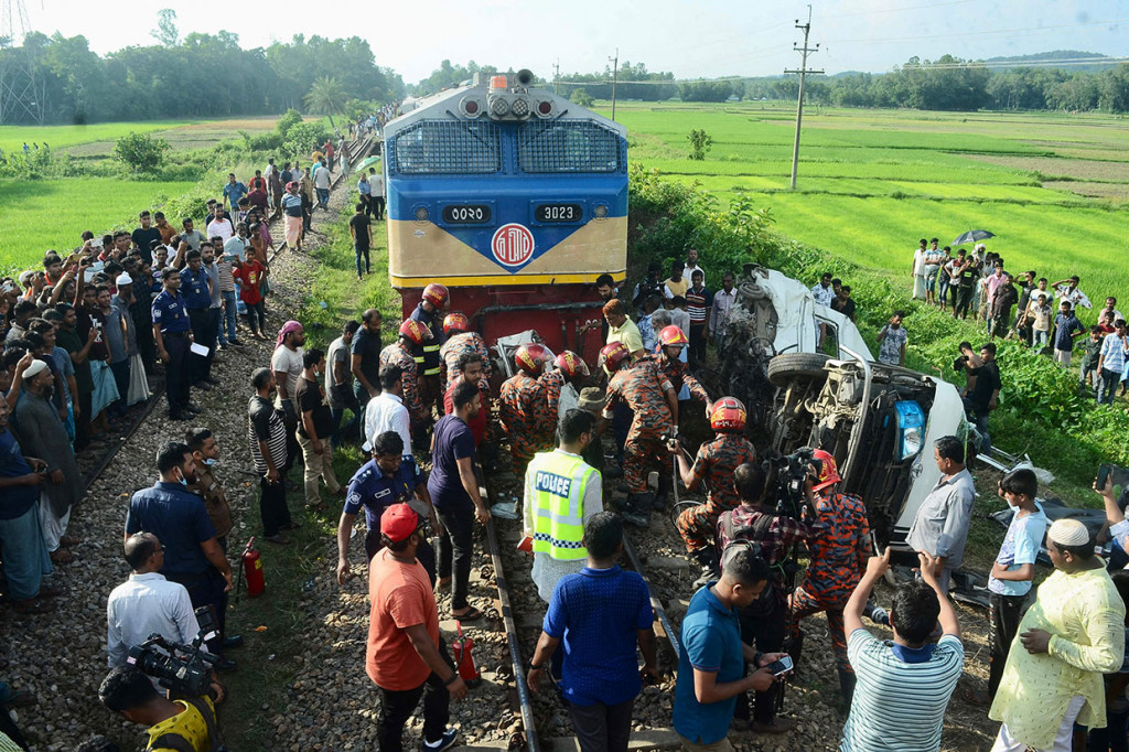 KA dalam perjalanan ke kota pelabuhan Chattogram dari Dhaka menabrak minibus penumpang di perlintasan sebidang. Minibus sempat terseret puluhan meter hingga ringsek tak berbentuk. 