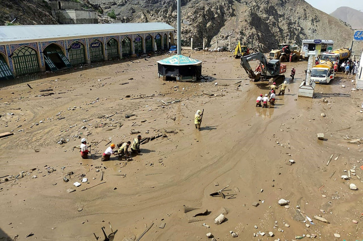 Anggota tim penyelamat mencari korban di lokasi banjir bandang di bagian barat Laut Emamzadeh Davoud, Teheran, Iran, Kamis, 28 Juli 2022.