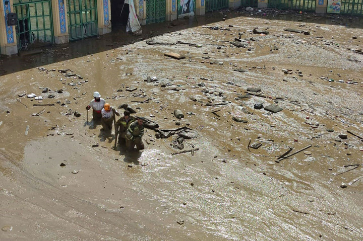 Banjir bandang menerjang wilayah Iran selatan, mengakibatkan sedikitnya 22 orang meninggal dan satu lainnya hilang, menyusul hujan lebat di negara yang sebagian besar gersang itu.
