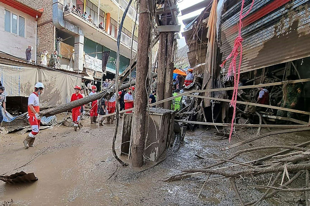 Gubernur Estahban, Yousef Kargar, mengatakan sekitar pukul 17.00 kemarin, hujan lebat... di bagian tengah Kabupaten Estahban menyebabkan banjir.