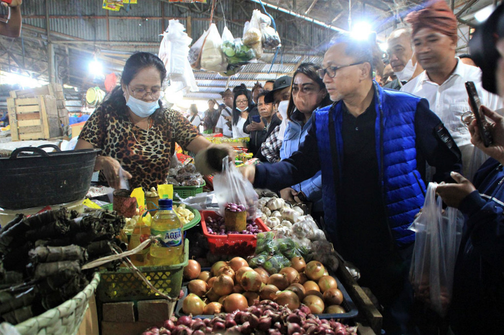 Zulkifli mengatakan bahwa harga kebutuhan pokok di pasar setempat relatif stabil, meski ada yang sedikit mengalami kenaikan.