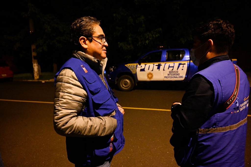 Pengacara Hak Asasi Manusia Guatemala Jordan Rodas (kiri) berada di luar rumah jurnalis Jose Ruben Zamora, presiden surat kabar El Periodico, selama operasi untuk menangkapnya di Guatemala City.