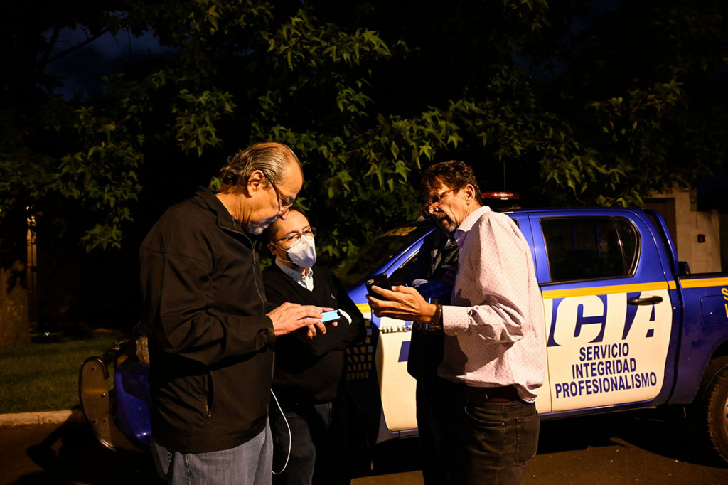 Staf surat kabar itu mengecam tindakan polisi sebagai pembalasan atas laporan sebelumnya tentang Presiden Alejandro Giammattei, serta Jaksa Agung Consuelo Porras, yang ditunjuk Amerika Serikat awal tahun ini karena 'korupsi'.