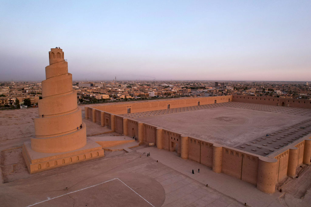 Masjid Agung Samarra adalah masjid yang terletak di Kota Samarra, Irak, dan dibangun pada abad ke-9. Masjid ini diperintahkan untuk dibangun pada tahun 848 dan konstruksinya selesai pada 852. Masjid ini dibangun oleh khalif Bani Abbasiyah, Al-Mutawakkil, yang berkuasa (di Samarra) dari tahun 847 sampai tahun 861.