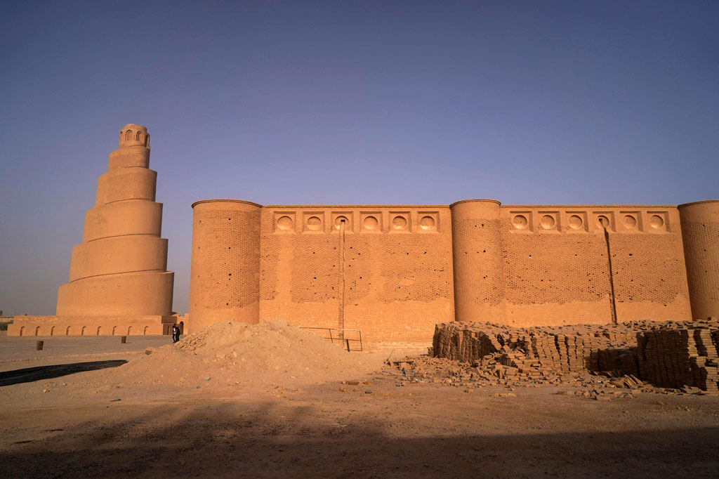 Keunikan masjid ini terletak pada menara yang menjulang tinggi sekitar 54 meter. Menara Malwiya berbentuk kerucut yang dibangun dengan batu bata dan terdapat tangga yang melingkar untuk mencapai ke atas.
