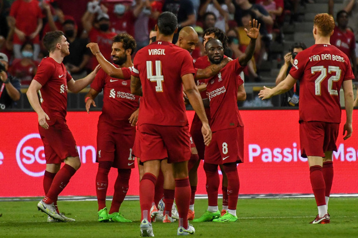 Mohamed Salah bersama tim melakukan selebrasi usai mencetak gol ke gawang Manchester City.