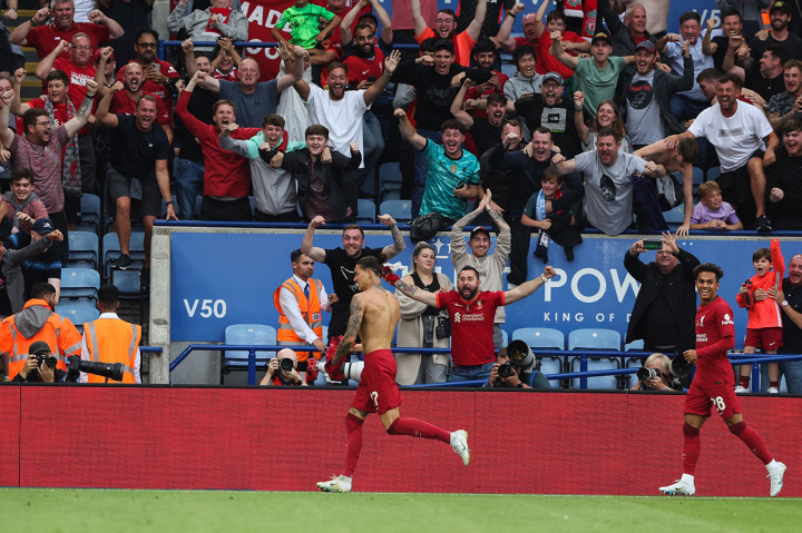 Darwin Nunez melakukan selebrasi usai mencetak gol ke gawang Manchester City.