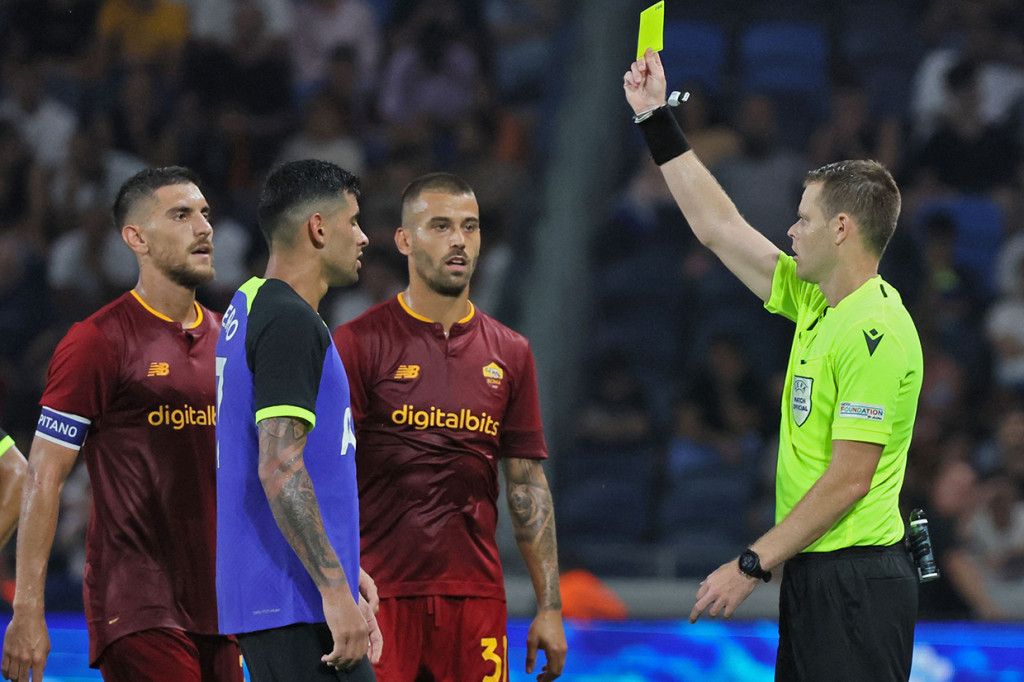 Permainan sengit ditunjukkan kedua kesebelasan sepanjang 2x45 menit.