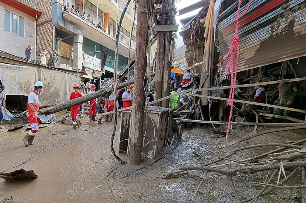 Banjir bandang menerjang wilayah Iran selatan, mengakibatkan sedikitnya 22 orang meninggal dan satu lainnya hilang, menyusul hujan lebat di negara yang sebagian besar gersang itu.
