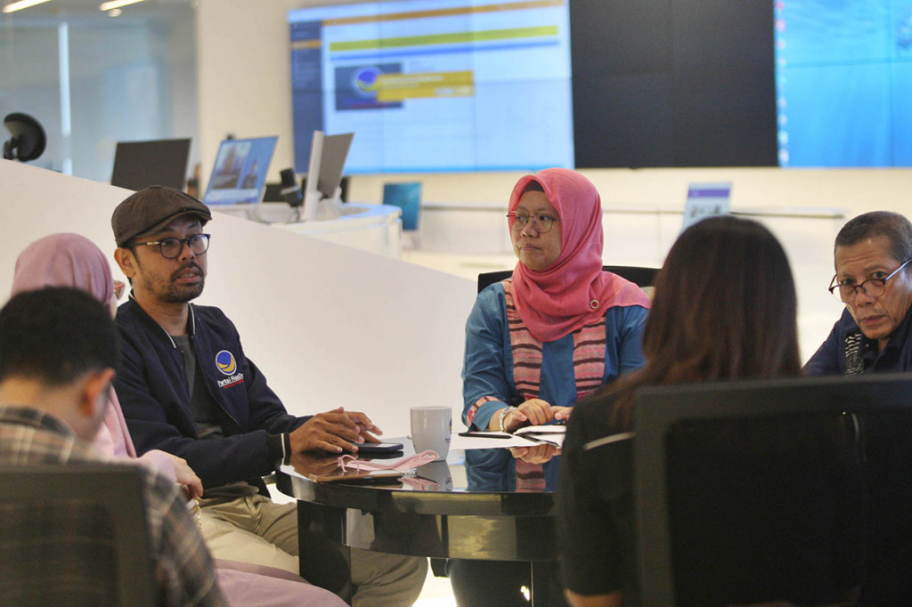 Wasekjen Pemenangan Pemilu Partai NasDem, Jakfar Sidik (kedua kiri) bersama Koordinator Medsos Media Center, Honey Annisa (kiri), Wasekjen Umum & Administrasi, Siar Anggretta (kedua kanan) dan Kepala Sekretariat DPP Partai NasDem, Azul Sjafri memberikan keterangan pers kesiapan Partai NasDem mendaftarkan sebagai partai peserta Pemilu 2024 di Kantor DPP Partai NasDem di Jakarta, Minggu, 31 Juli 2022.