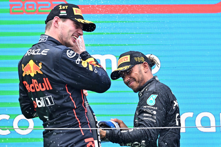 Pada balapan F1 GP Hongaria ini, Max Verstappen meraih podium pertama, ditemani dua pebalap Mercedes yang secara berurutan di tiga besar, yakni Lewis Hamilton dan George Russel. 