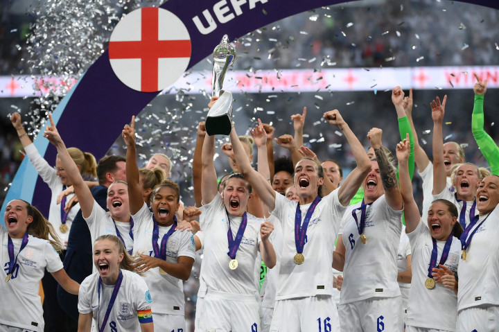 Masyarakat sepakbola Inggris akhirnya bisa berpesta juara juga setelah terakhir melihat timnasnya juara Piala Dunia 1966. Pada Euro 2020, The Three Lions takluk dalam drama adu penalti kontra Italia.