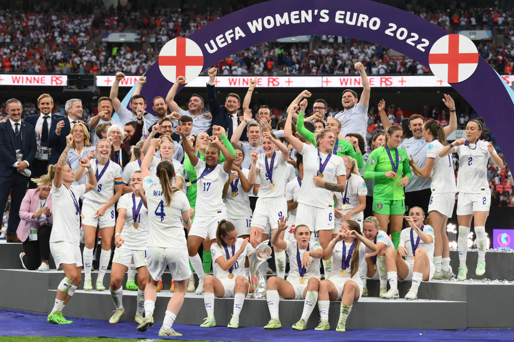 Timnas Wanita Inggris menorehkan sejarah di Euro 2022. Lionesses menjuarai turnamen itu setelah mengalahkan Jerman 2-1 di final yang dihelat di Wembley, Minggu, 30 Juli 2022, malam WIB.