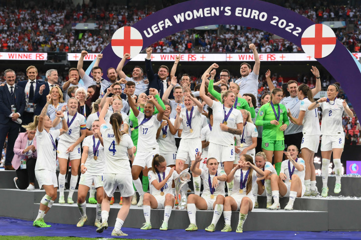 Timnas Wanita Inggris menorehkan sejarah di Euro 2022. Lionesses menjuarai turnamen itu setelah mengalahkan Jerman 2-1 di final yang dihelat di Wembley, Minggu, 30 Juli 2022, malam WIB.
