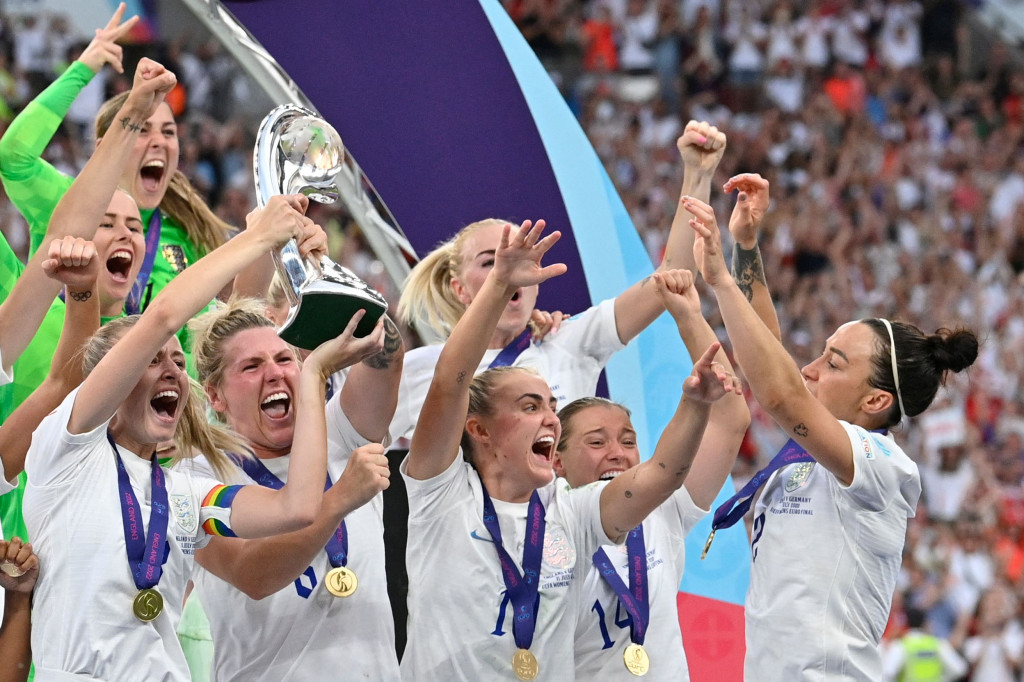 Ini adalah penampilan ketiga Inggris di final Piala Eropa, setelah gagal dia dua kesempatan sebelumnya.